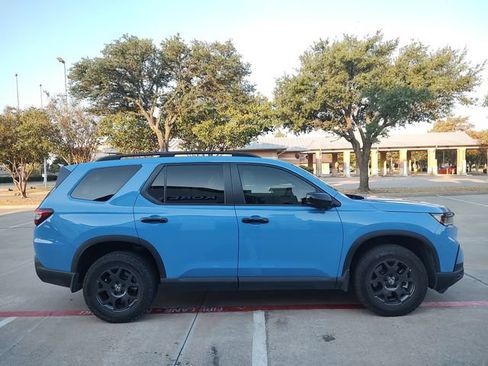 Used 2025 Honda Pilot TrailSport image 2