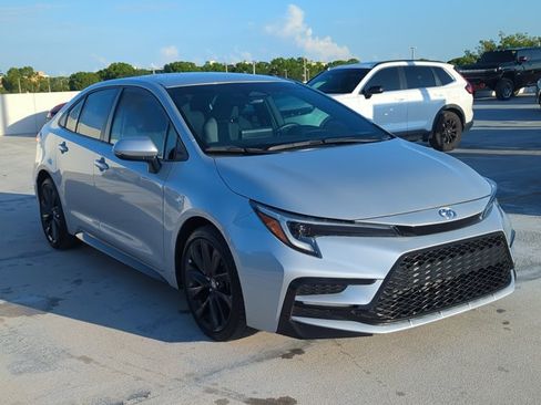 Used 2024 Toyota Corolla SE FWD image 3