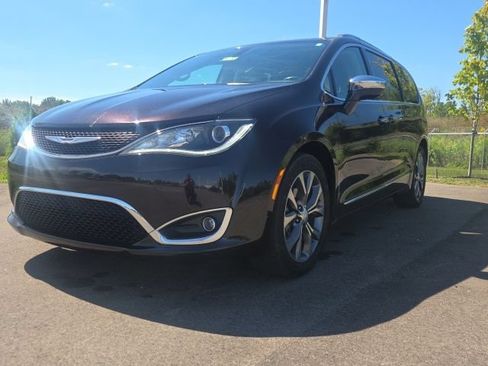 Used 2017 Chrysler Pacifica Limited w/ UConnect Theater Package FWD image 2