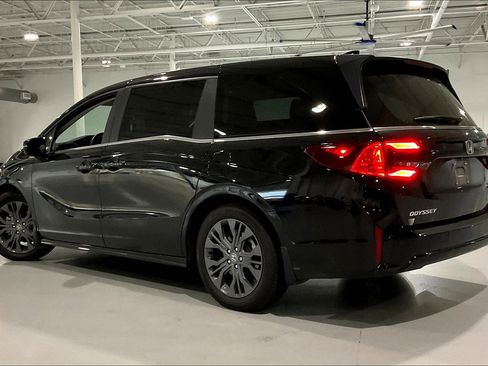 Used 2025 Honda Odyssey Touring image 3