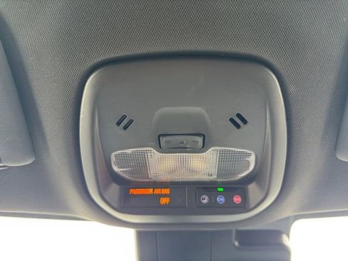 Certified 2025 Chevrolet Trax RS image 25