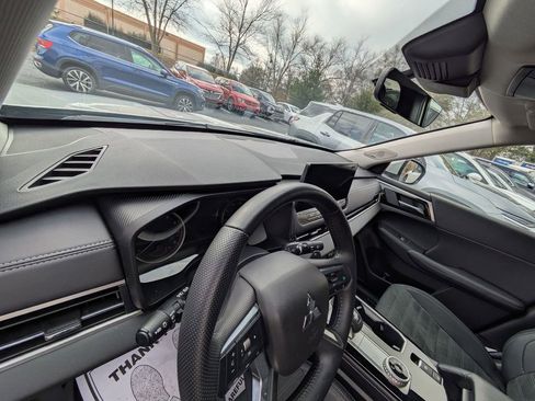 Used 2025 Mitsubishi Outlander SE image 14