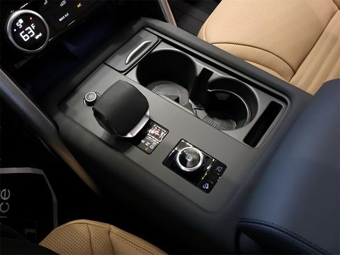 Used 2025 Land Rover Discovery Metropolitan Edition image 53