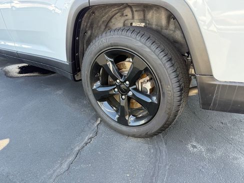 Used 2022 Jeep Grand Cherokee L Limited w/ Black Appearance Package AWD/4WD image 9