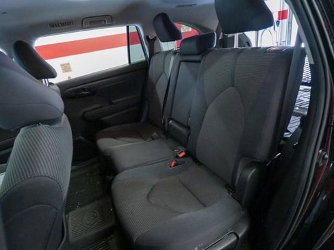 Used 2022 Toyota Highlander LE FWD image 6