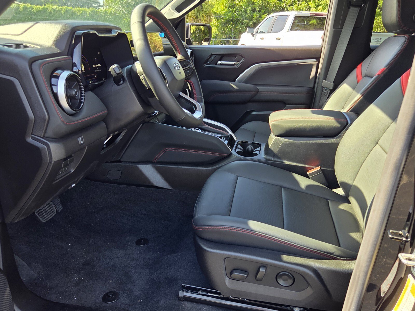 New 2026 Chevrolet Colorado Z71 w/ Midnight Edition AWD/4WD image 9
