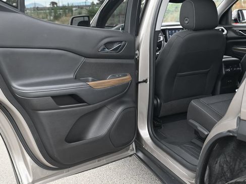 Used 2022 GMC Acadia SLE FWD image 39