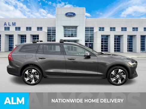 Used 2024 Volvo V60 B5 Cross Country Plus image 5