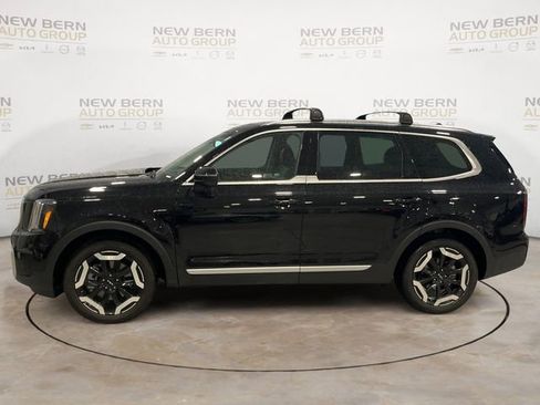 Used 2024 Kia Telluride EX w/ EX Captain's Chair Package FWD image 2