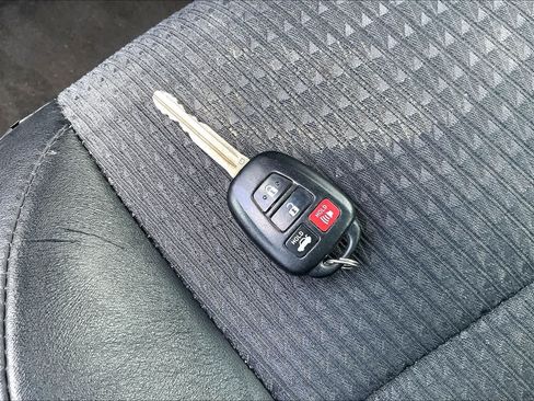 Used 2012 Toyota Camry SE FWD image 19