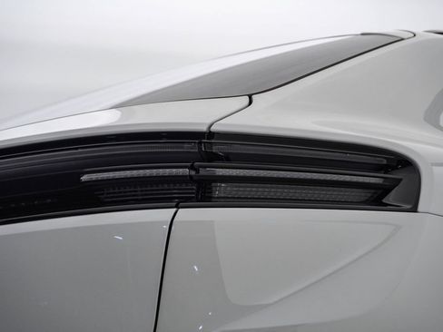 Used 2025 Porsche Macan 4S Electric AWD/4WD image 12