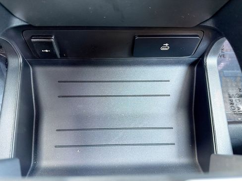 New 2026 Land Rover Defender 130 X-Dynamic SE image 31