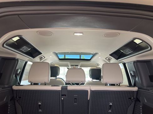 New 2024 Land Rover Defender 110 SE image 30