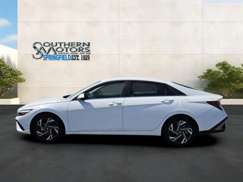 Used 2025 Hyundai Elantra SEL FWD image 2