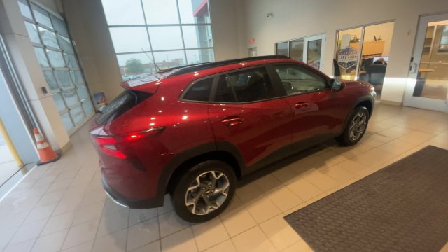Used 2025 Chevrolet Trax LT w/ LT Convenience Package FWD image 2