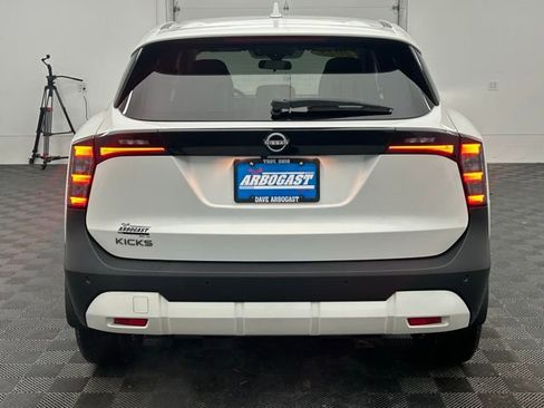 Used 2025 Nissan Kicks SV image 9