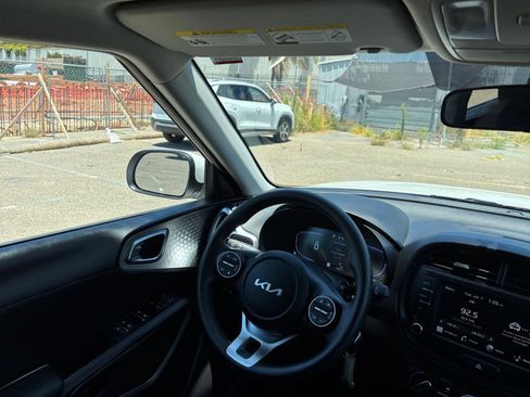 Used 2025 Kia Soul LX w/ LX Technology Package FWD image 32