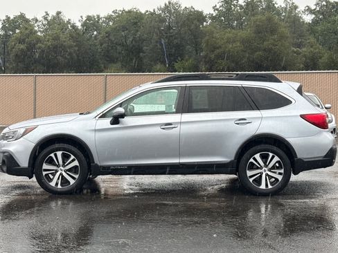 Used 2018 Subaru Outback 3.6R Limited AWD/4WD image 6