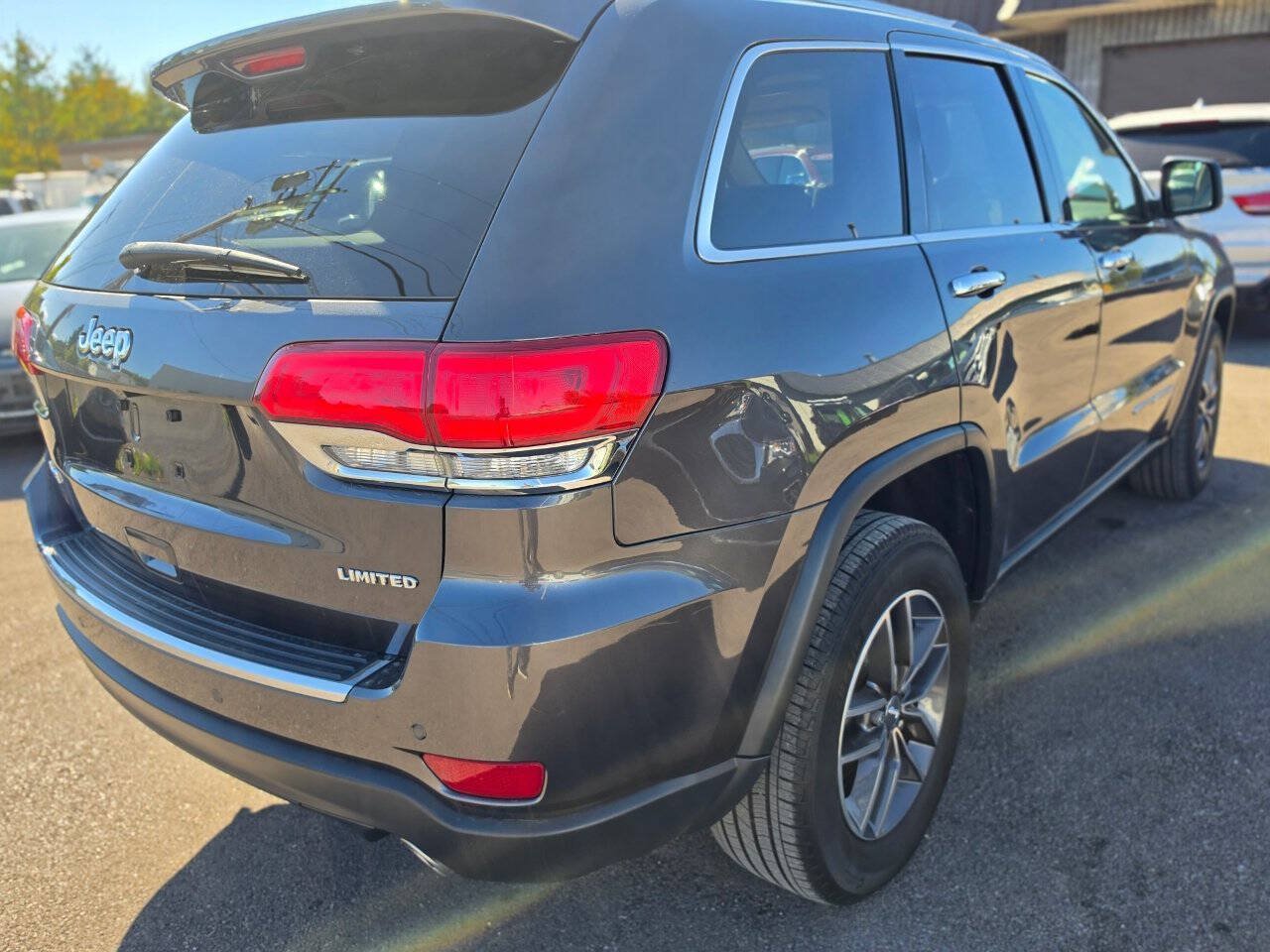 Used 2018 Jeep Grand Cherokee Limited AWD/4WD image 2