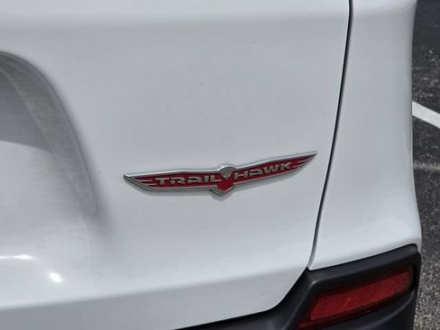 Used 2022 Jeep Cherokee Trailhawk AWD/4WD image 12