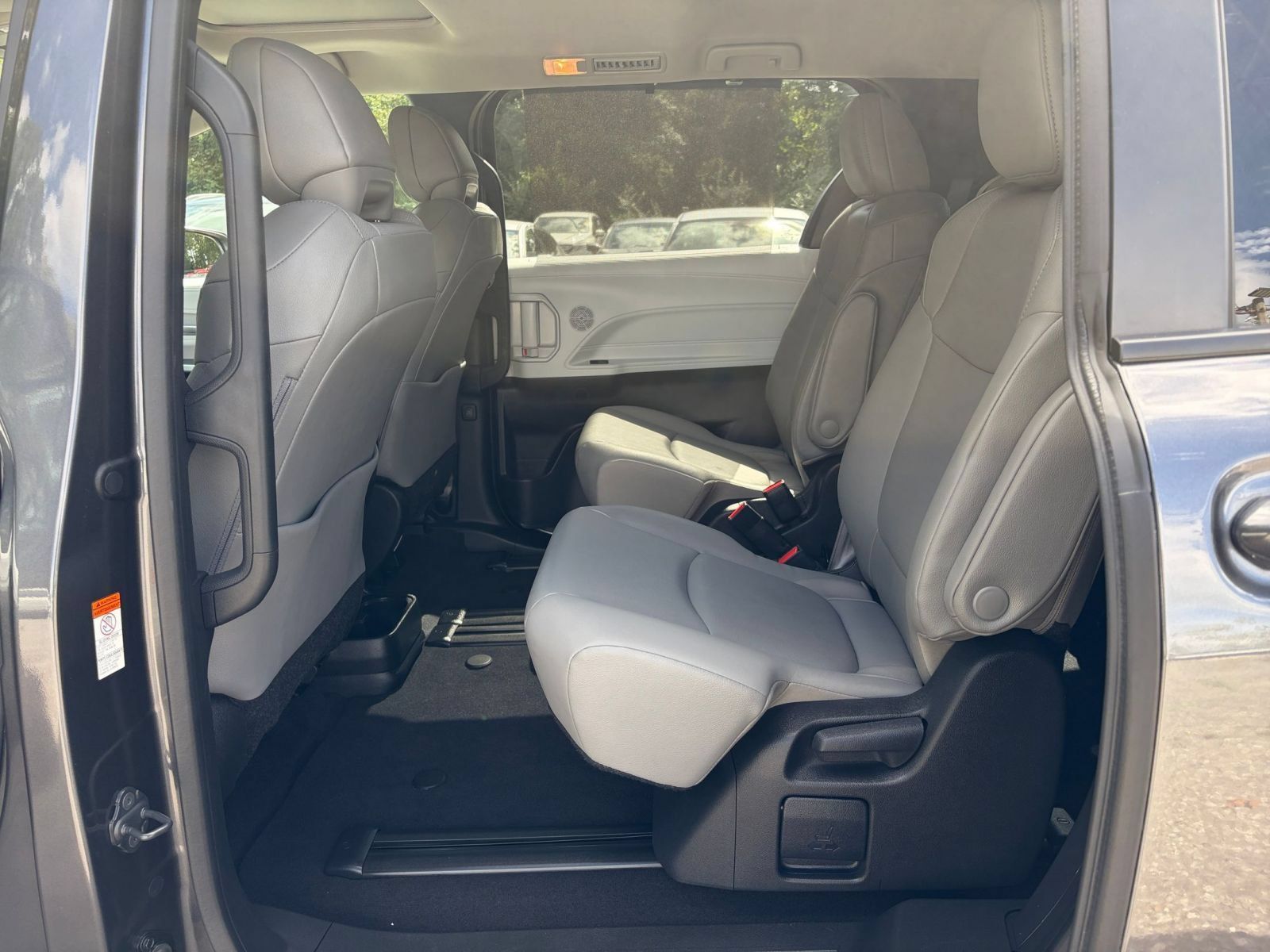 Used 2025 Toyota Sienna XLE FWD image 26