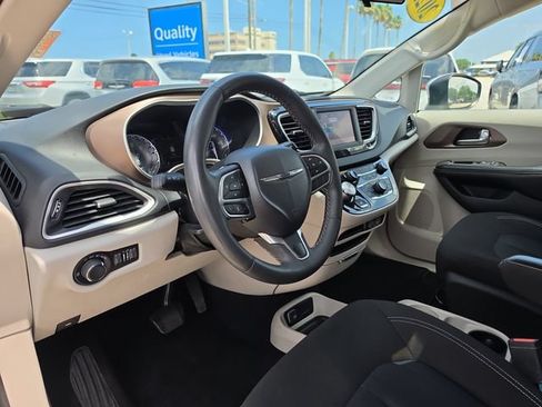 Used 2022 Chrysler Voyager LX FWD image 14