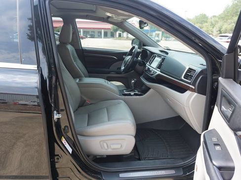 Used 2015 Toyota Highlander Limited w/ Driver Technology Package FWD image 19