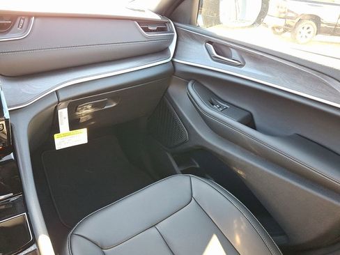 New 2025 Jeep Grand Cherokee Limited image 12