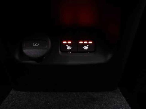 Certified 2025 Volvo XC40 B5 Plus image 21