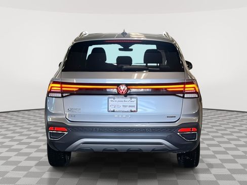 Used 2025 Volkswagen Taos SE AWD/4WD image 6