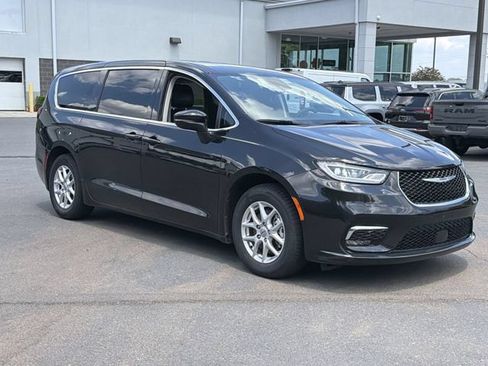 Used 2023 Chrysler Pacifica Touring-L FWD image 14