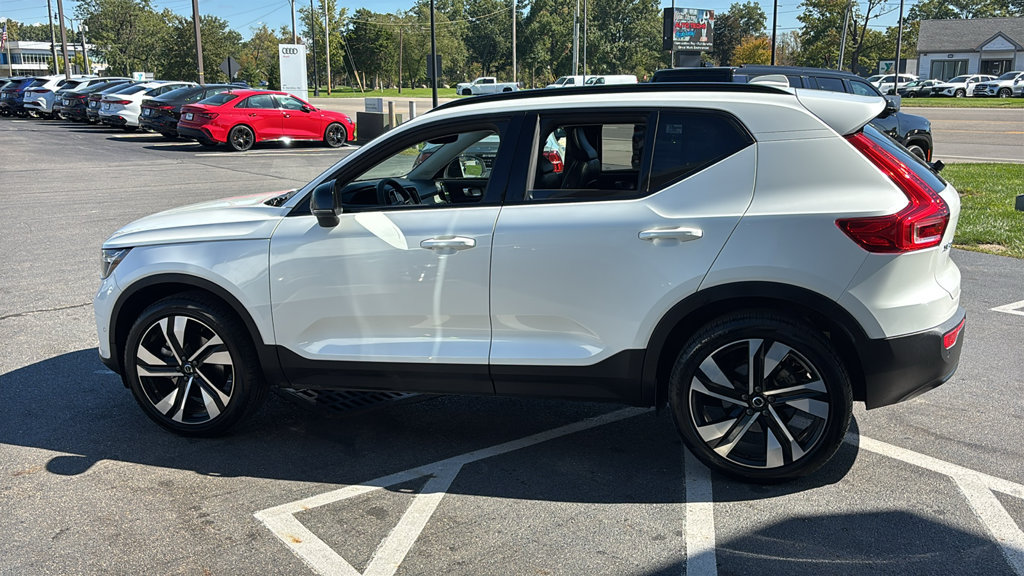 Certified 2024 Volvo XC40 B5 Plus w/ Climate Package AWD/4WD image 3