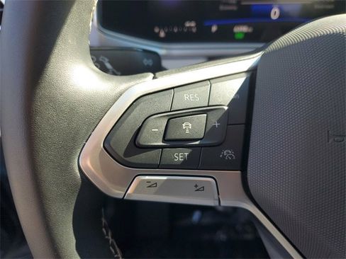 Certified 2025 Volkswagen Taos SE image 19