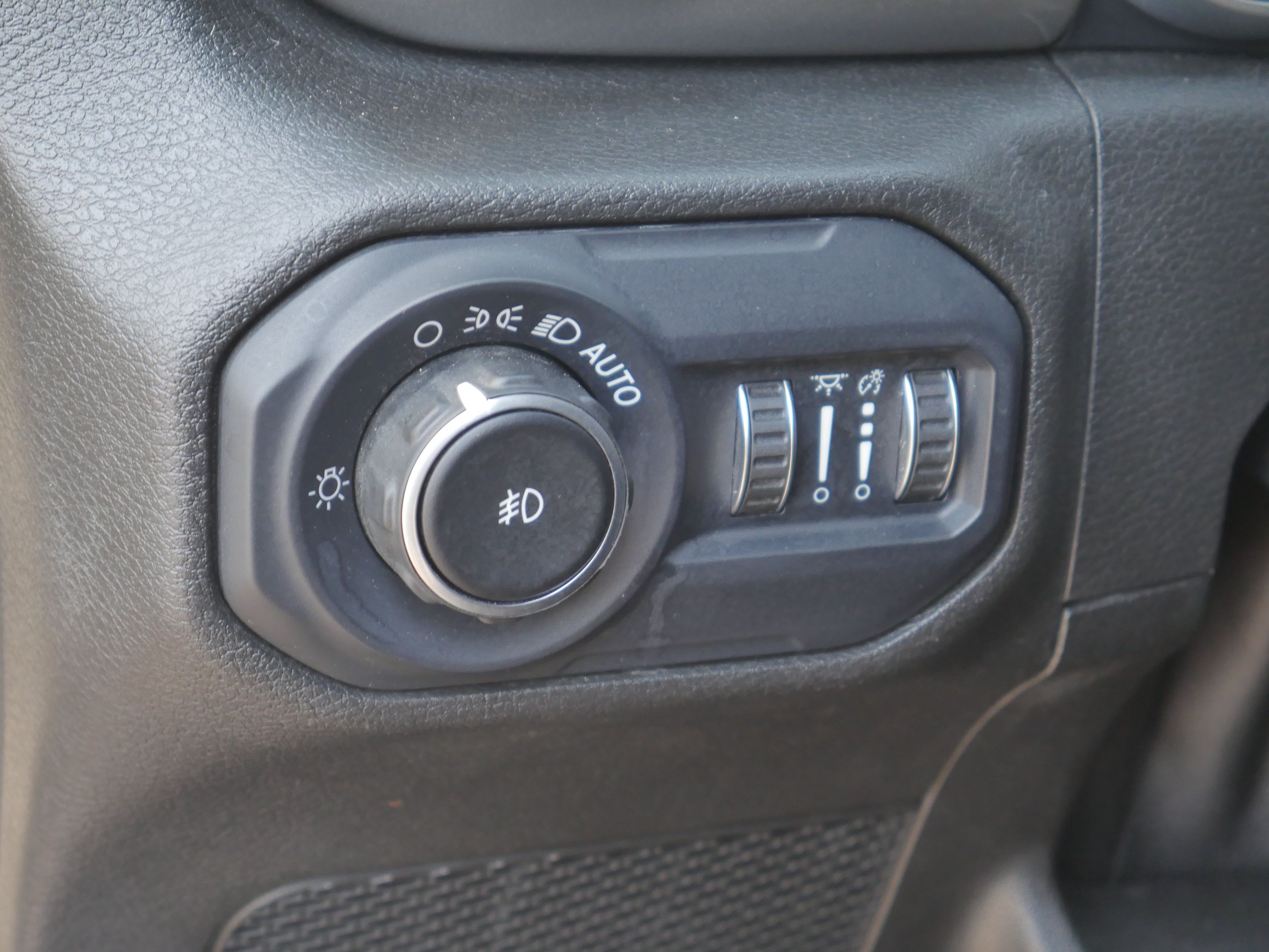 Used 2018 Jeep Wrangler Unlimited Sahara AWD/4WD image 5
