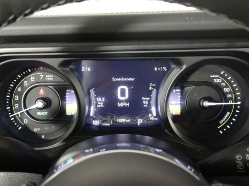 Used 2025 Jeep Wrangler Unlimited Sahara image 11