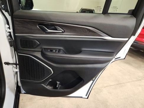 Used 2022 Jeep Grand Cherokee Limited AWD/4WD image 30