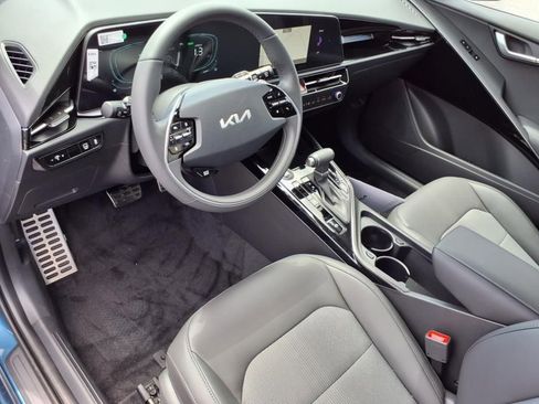 New 2025 Kia Niro EX Touring image 11