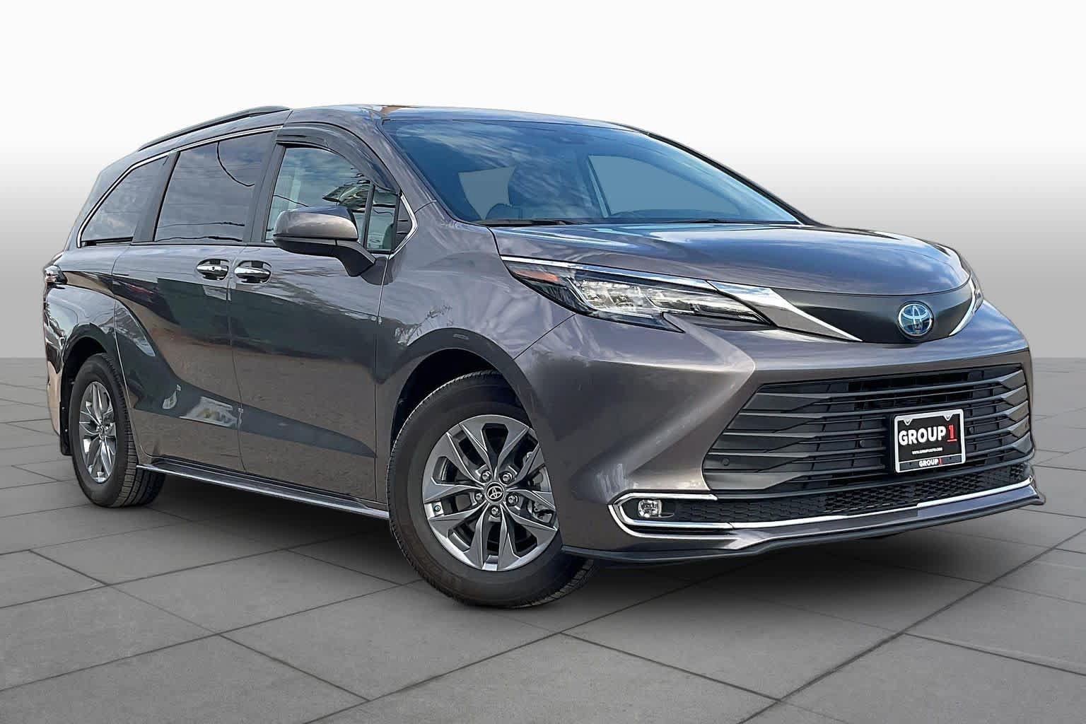 Used 2022 Toyota Sienna XLE FWD image 3
