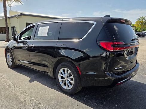 Used 2025 Chrysler Pacifica Select AWD/4WD image 5
