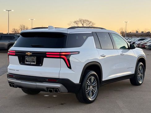 Used 2025 Chevrolet Traverse LT image 7