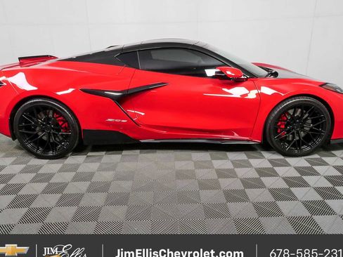 Used 2024 Chevrolet Corvette Z06 w/ Chrome Exterior Badge Package RWD image 2