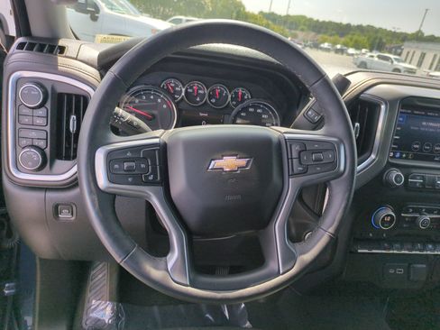 Used 2022 Chevrolet Silverado 1500 LT AWD/4WD image 18