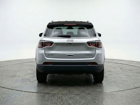 Used 2025 Jeep Compass Latitude AWD/4WD image 7