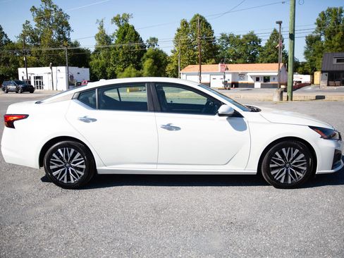 Used 2023 Nissan Altima 2.5 SV image 2