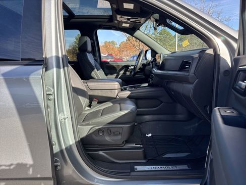 Used 2025 Chevrolet Suburban Z71 w/ Z71 Off-Road Package image 34