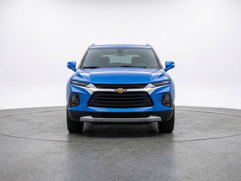 Used 2025 Chevrolet Blazer LT image 2