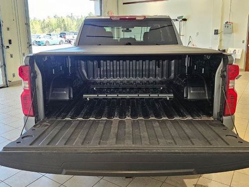 Used 2022 Chevrolet Silverado 1500 LT AWD/4WD image 7