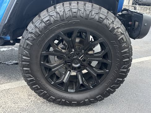 Used 2022 Jeep Wrangler Unlimited Rubicon w/ Xtreme Recon 35" Tire Package AWD/4WD image 12