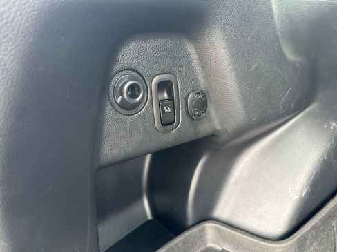 Used 2017 Subaru Forester 2.5i Touring AWD/4WD image 25