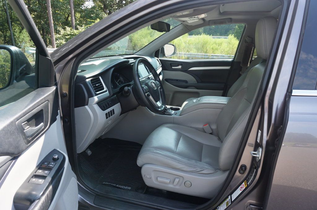 Used 2015 Toyota Highlander XLE FWD image 2